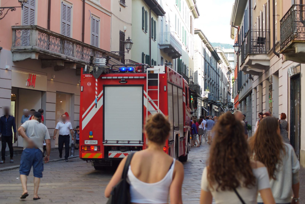 Via Roma Clienti Bloccati In Ascensore Per Liberarli Arrivano I