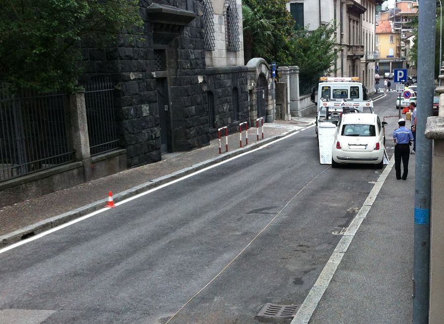 Devono rifare le strisce ma ci sono auto in sosta… rimosse