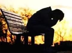 Decide di farla finita e s’impicca al pontiletto delle Caviate