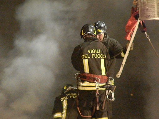 incendio_ vigili del fuoco al lavoro (archivio)