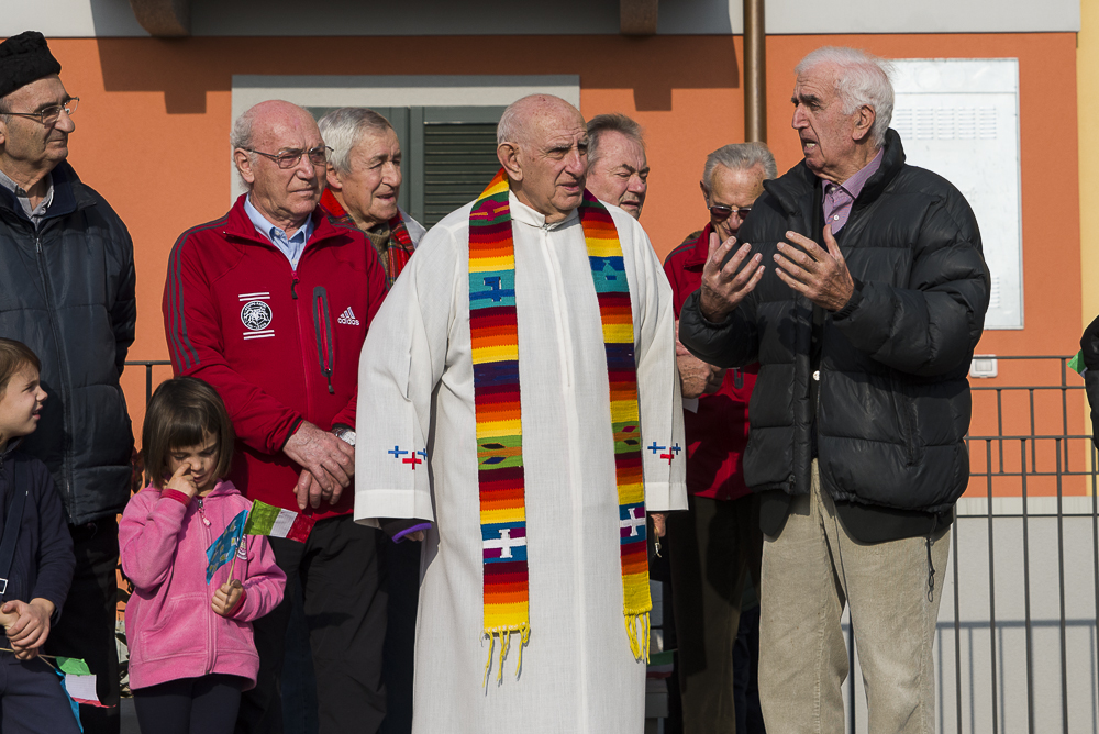 A destra Terenzio Castelli in occasione dell'inaugurazione del cippo nel 2012