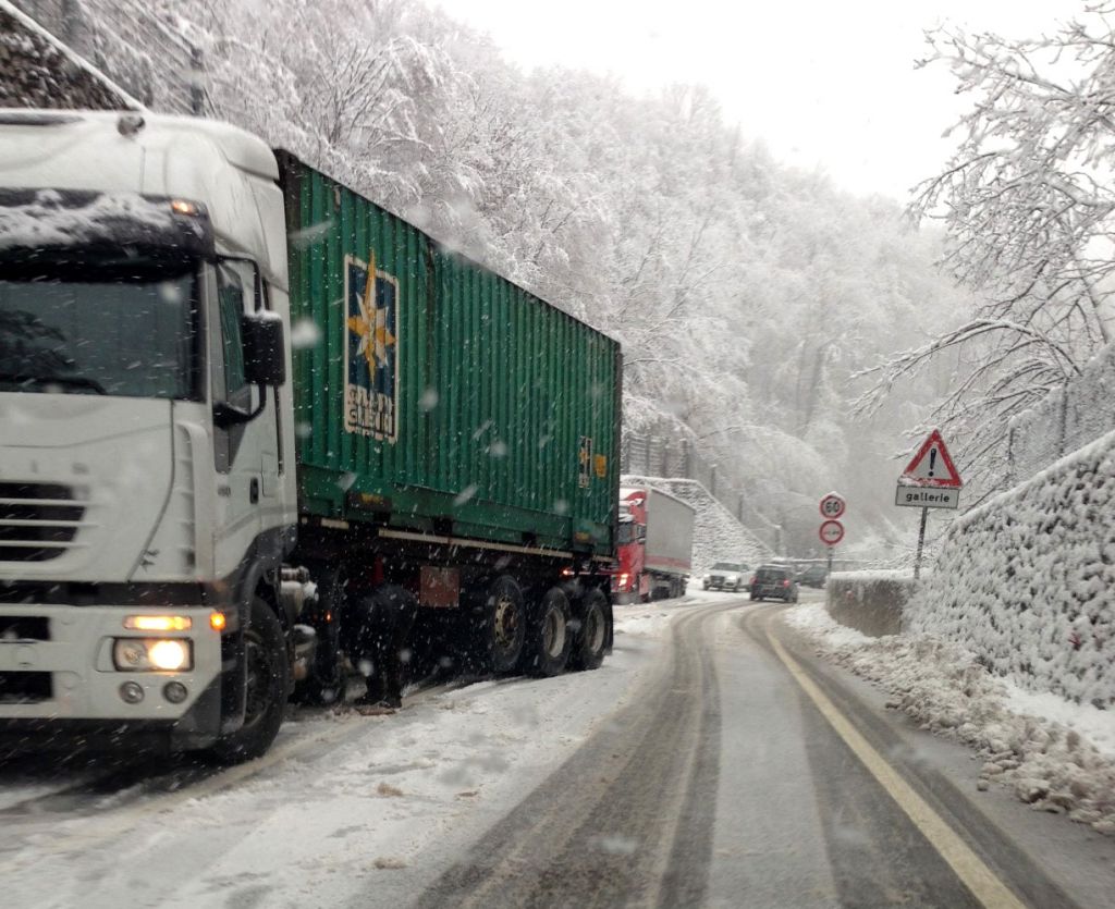 Neve “primaverile”: mattinata di disagi sulle strade lecchesi