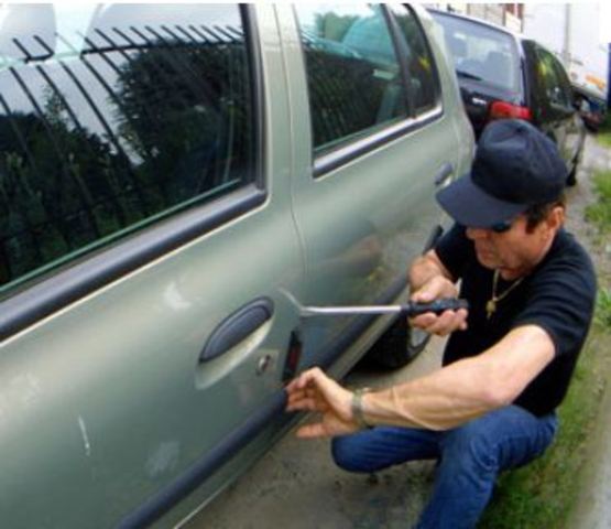 Auto rubata a Lecco, ritrovata a Cervia piena di vestiti