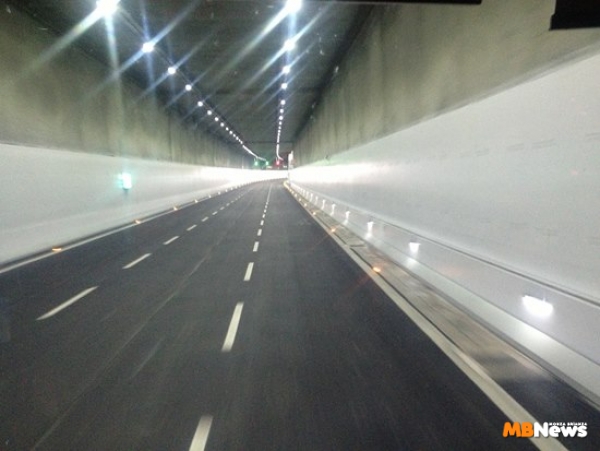 Galleria di Monza, autocarro in panne, ed è ancora caos