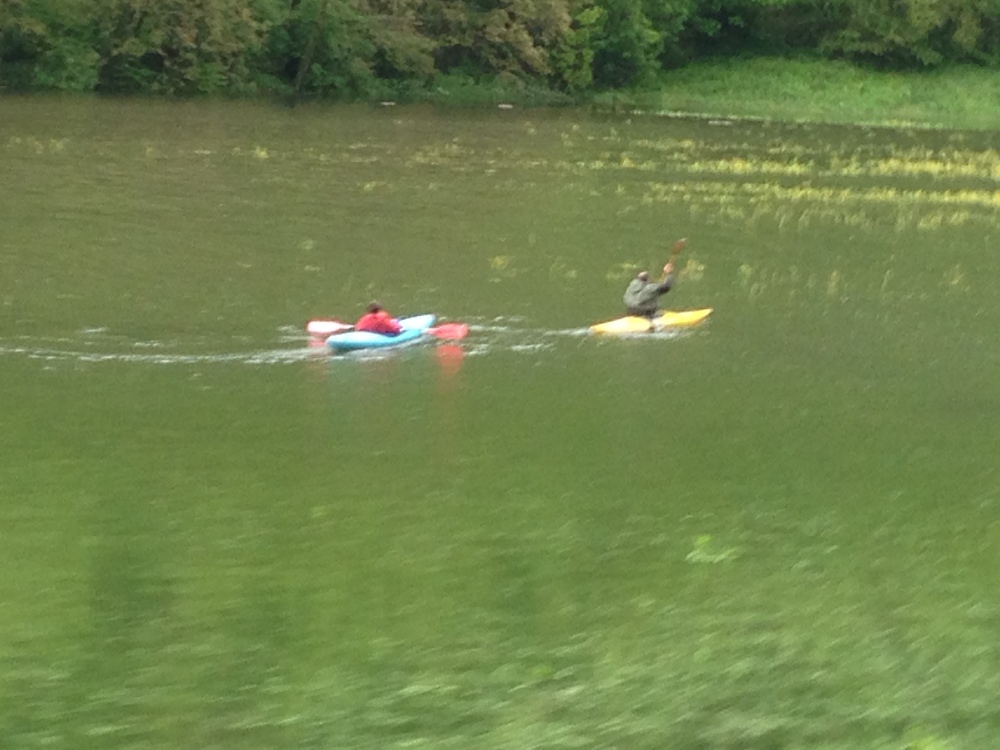 Una foto più recente (maggio 2013) di due canoisti sul lago 