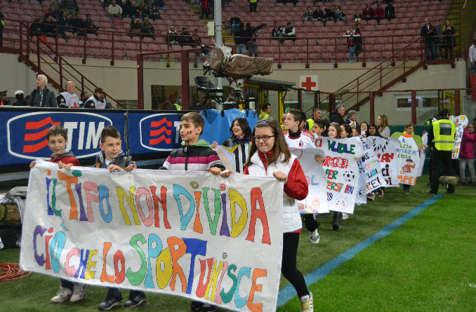Contro il tifo violento, gli alunni lecchesi “abbracciano” San Siro
