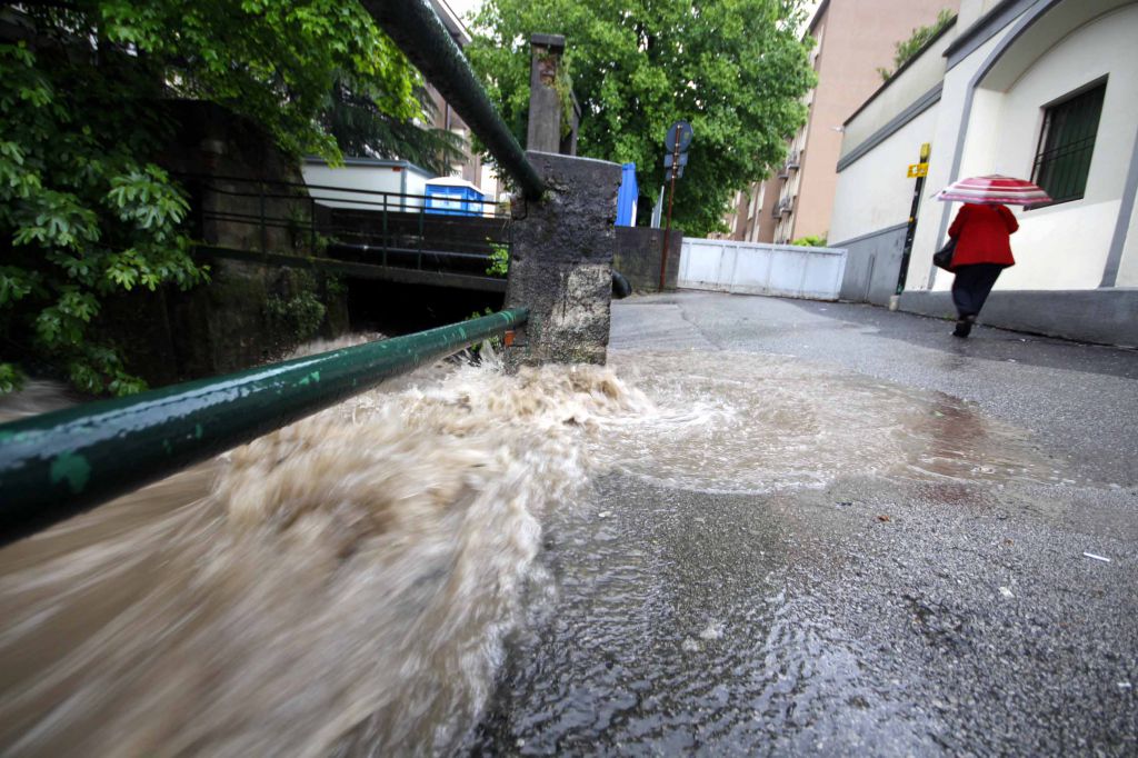 Lecco: allarme torrenti, trabocca il Caldone in via Carlo Porta
