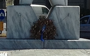 Quella corona di alloro rinsecchita che non fa onore ai caduti sul lavoro