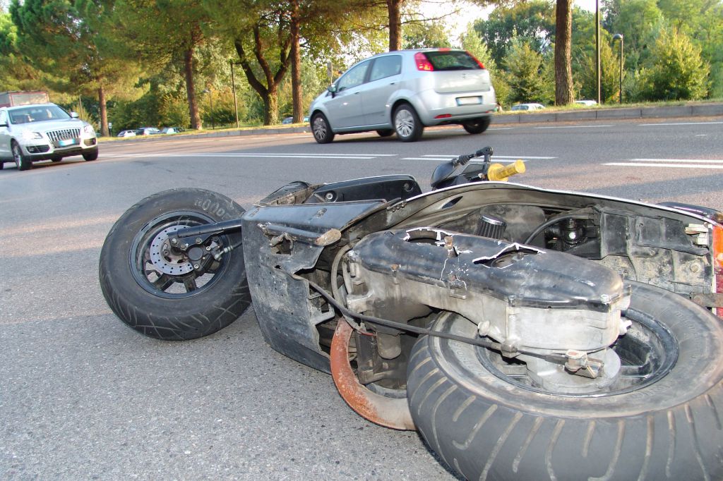 Calolzio: con lo scooter contro un’auto, due giovani in ospedale