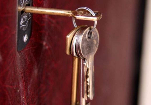 Va al lago, le rubano le chiavi dall’auto poi le svaligiano casa