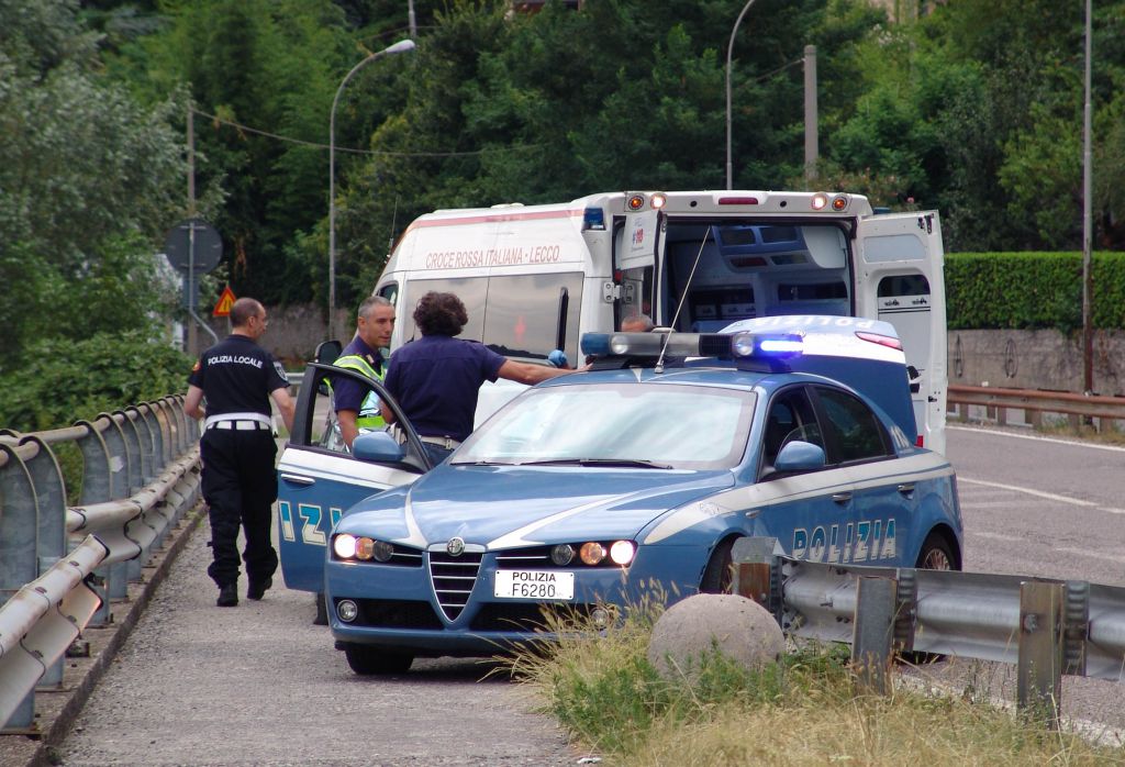 Colta da malore alla guida, esce di strada sul Lungolario
