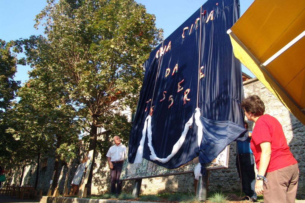 Un enorme mosaico, il regalo dei ragazzi di Artimedia alla città