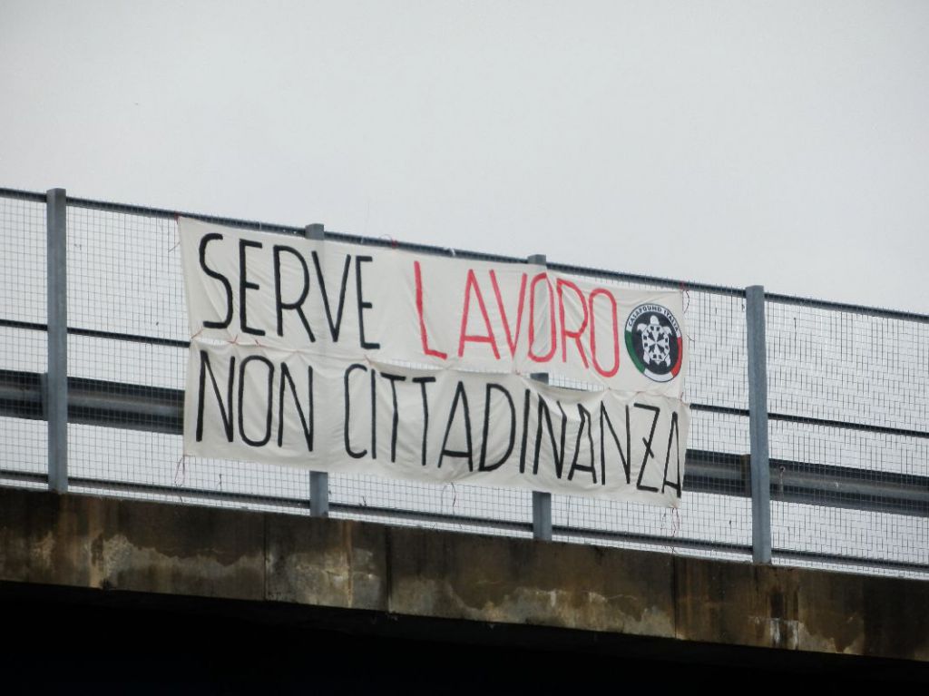 Blitz di Casapound sulla SS36, striscione contro lo Ius Soli