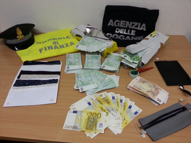 Da Lugano a Milano con 52mila € in scatole di biscotti: presa dalla GDF
