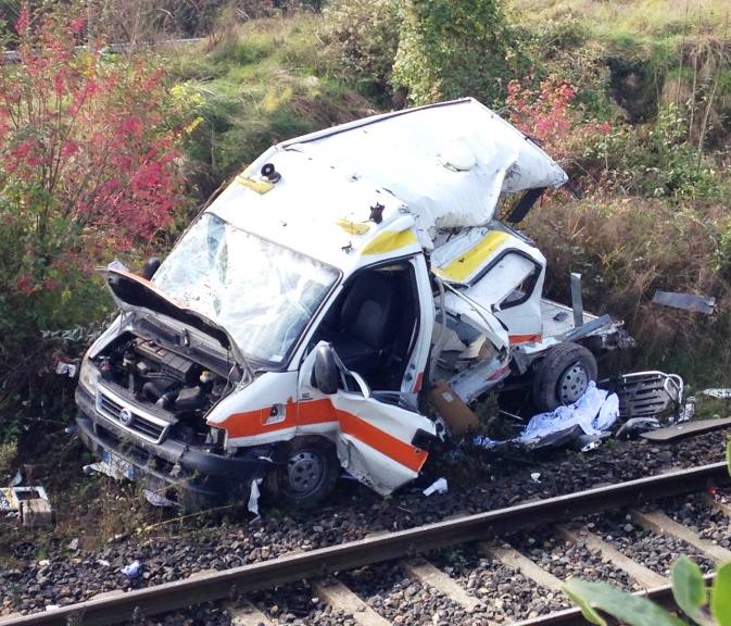 Treno travolge ambulanza: muoiono padre e figlio