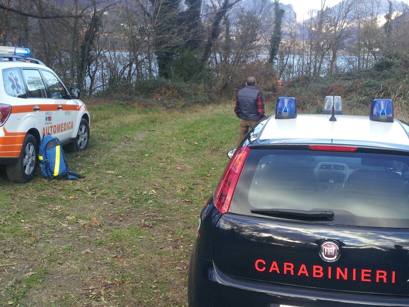 Trovato un cadavere sulle sponde del lago di Annone