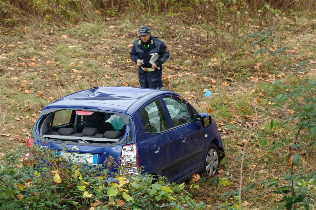 Scontro a Galbiate, 81enne finisce giù da un dirupo