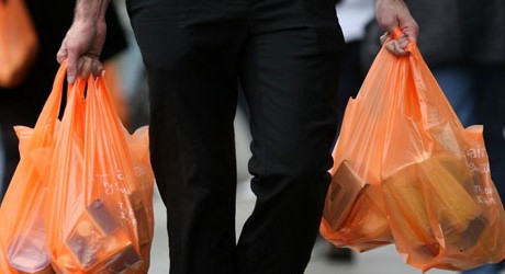 Addio ai sacchetti non biodegradabili, da oggi multe fino a 100mila€
