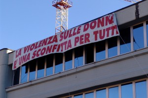 striscione contro violenza donne - Cgil