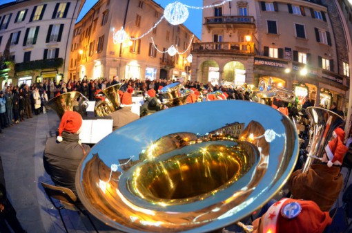 LECCO = PIAZZA XX SETTEMBRE : CONCERTO " TUBA SOTTO L'ALBERO "