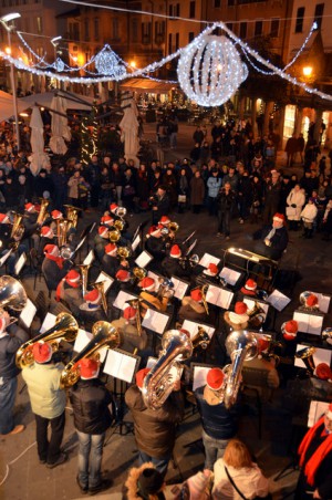 LECCO = PIAZZA XX SETTEMBRE : CONCERTO " TUBA SOTTO L'ALBERO "