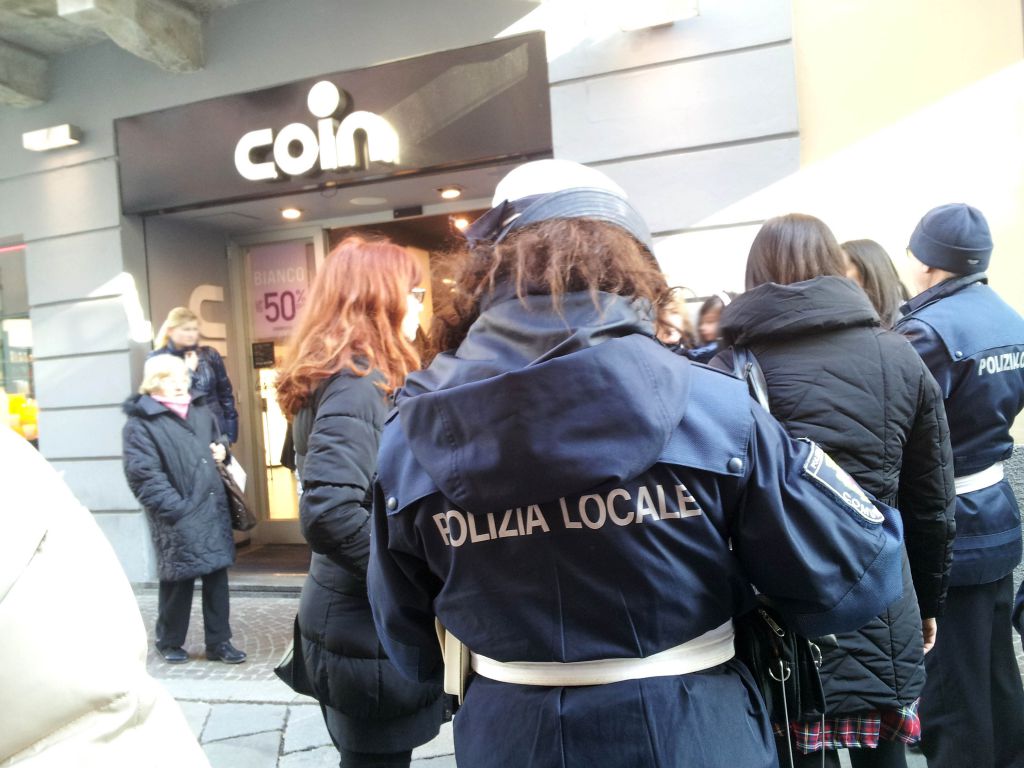 Urla in via Roma e attira passanti e forze dell’ordine