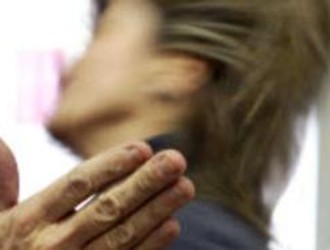 Schiaffi sul pullman tra giovanissime: 17enne in ospedale