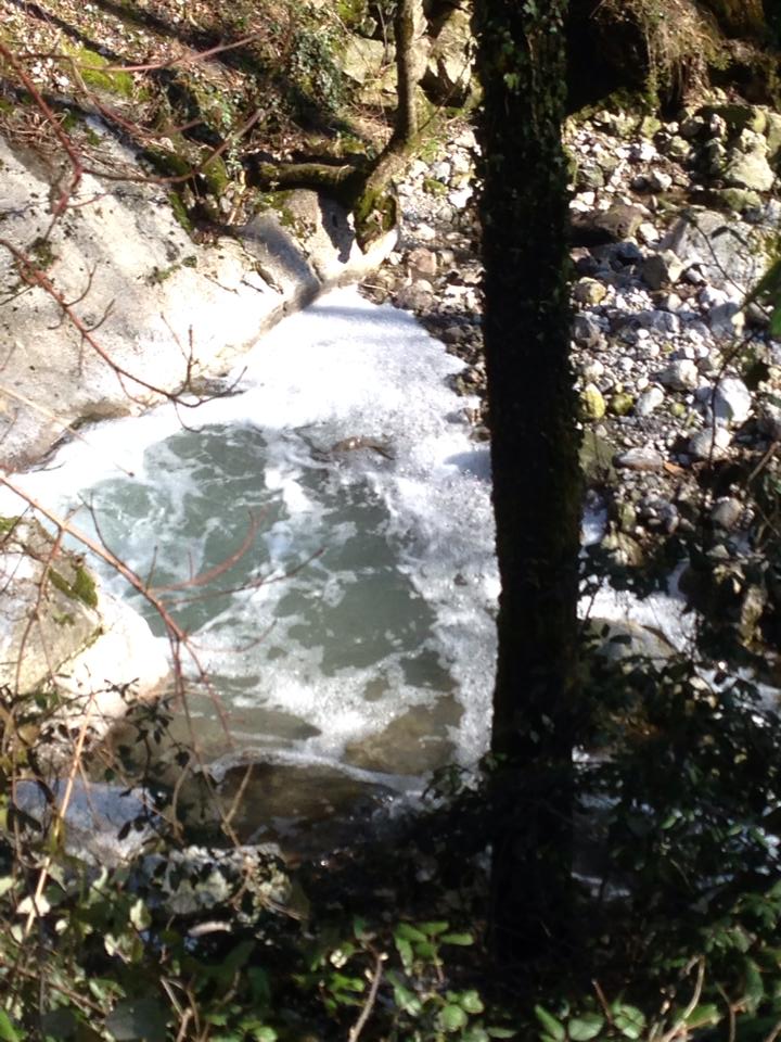 Passo del Lupo: schiuma nel torrente e odore di detersivo
