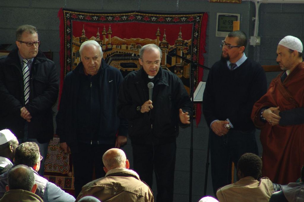 Chiuso, musulmani in preghiera: “La tragedia ci unisce”