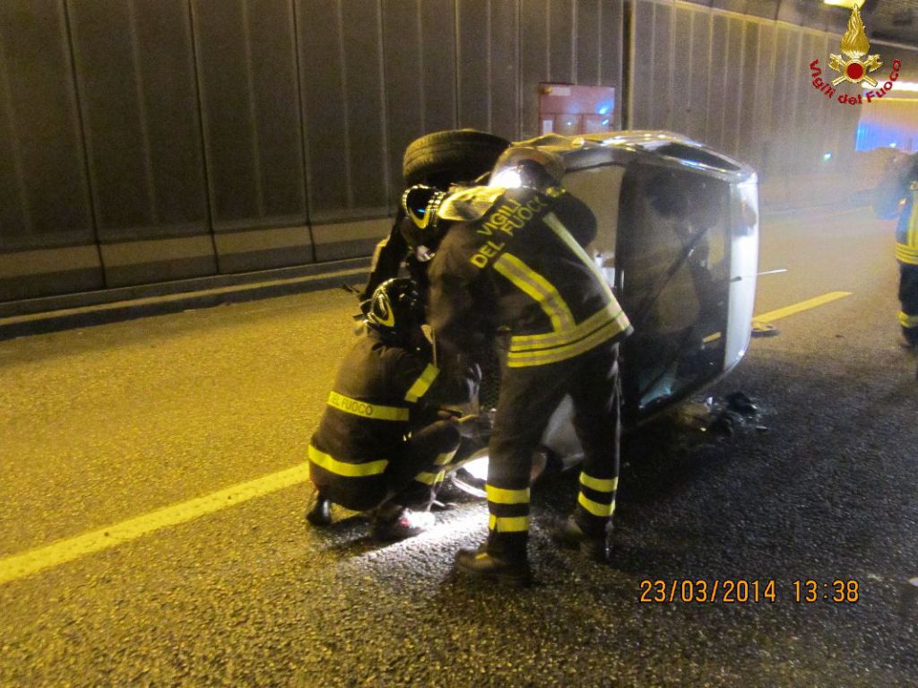 Lecco: incidente nel sottopasso, auto si ribalta