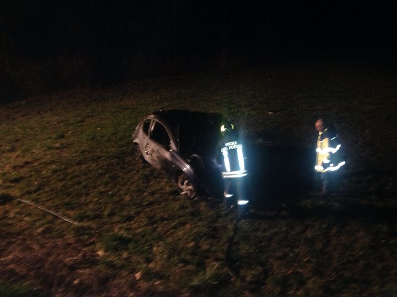 Sirtori. Esce di strada, si ribalta e l’auto prende fuoco