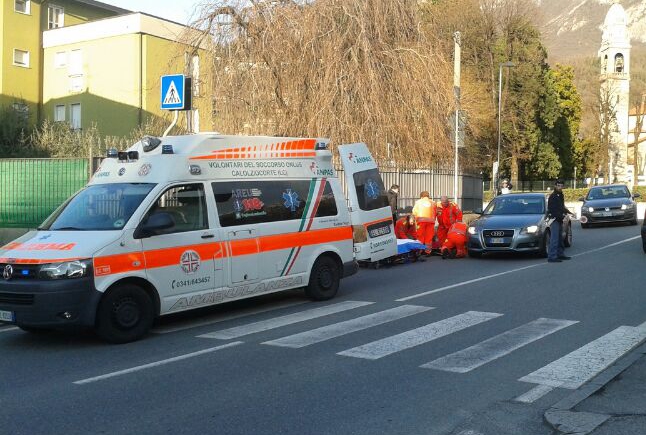 Paura in via dell’Eremo, donna investita da un’auto