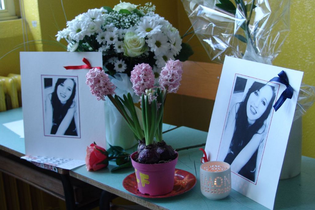 Dramma di Chiuso: fiori sul banco di Simona, il dolore di alunni e maestre