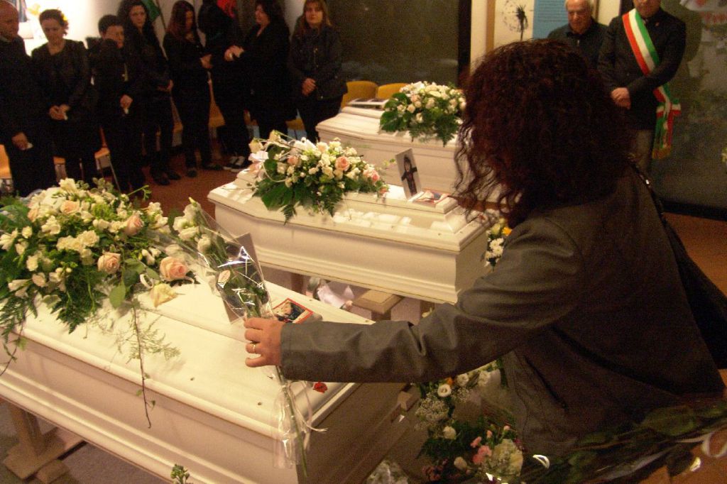 Chiuso: ieri l’ultimo saluto dei lecchesi alle bimbe