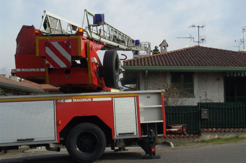 Castello B.za: camino in fiamme, intervengono i pompieri