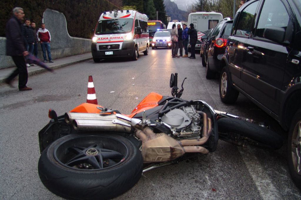 Cade dalla moto, paura per un centauro in via De Gasperi