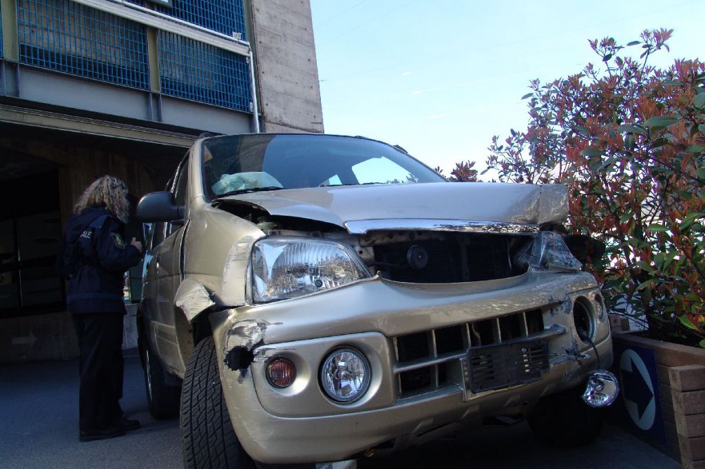 Lecco: va a fare la spesa e si schianta contro le fioriere