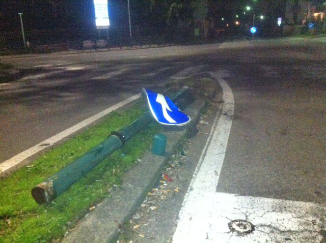 C.so Matteotti: si schianta contro un semaforo e lo abbatte