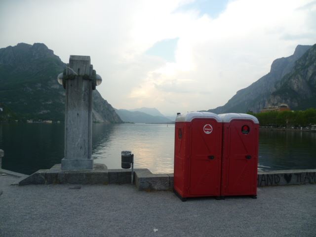WC sul lungolago, il Comune: “Non li abbiamo messi noi”