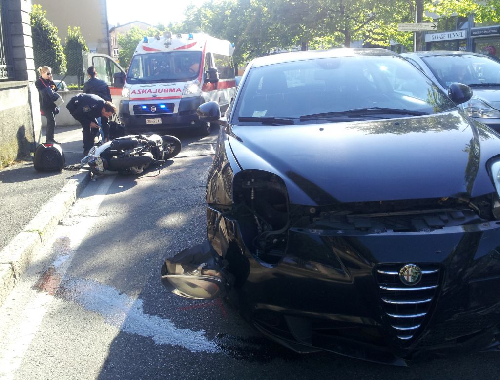 Schianto in corso Promessi Sposi: ferita una 23enne