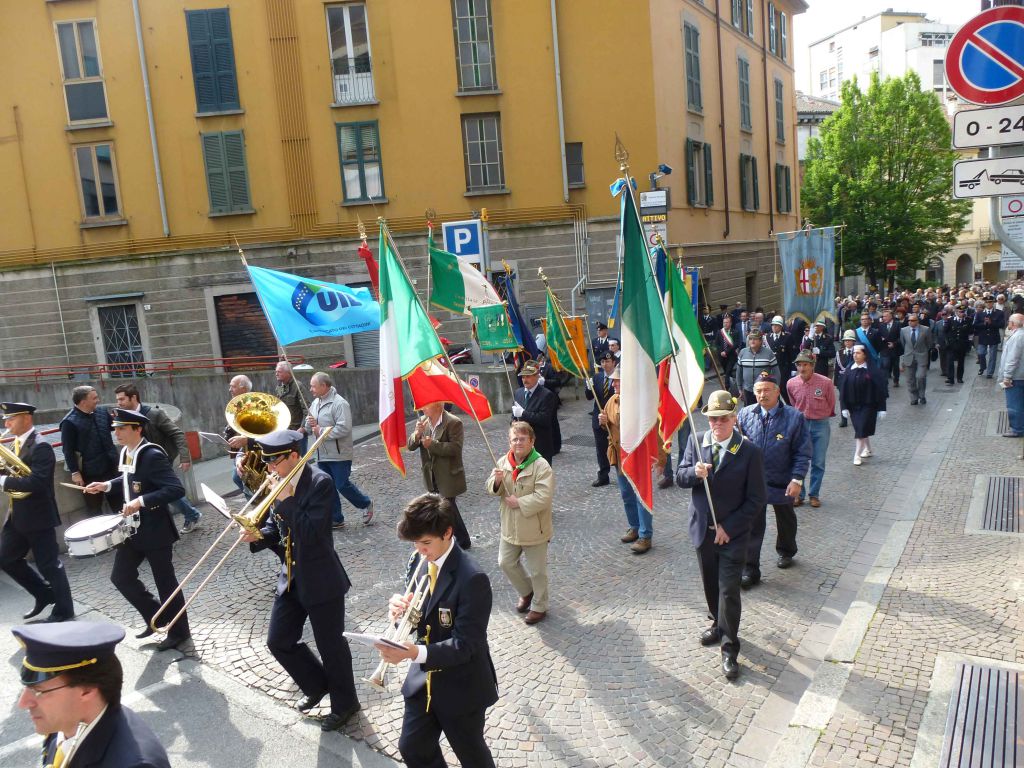 Lecco festeggia la Liberazione, corteo per le vie del centro