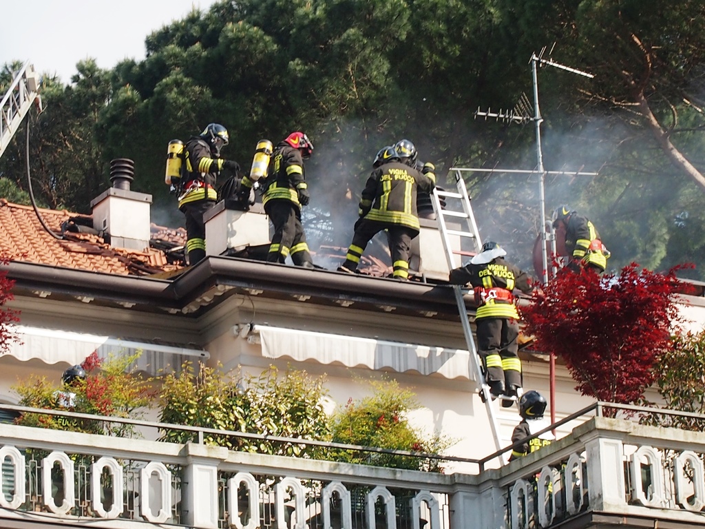 Malgrate: incendio divampa in un palazzo sul lungolago