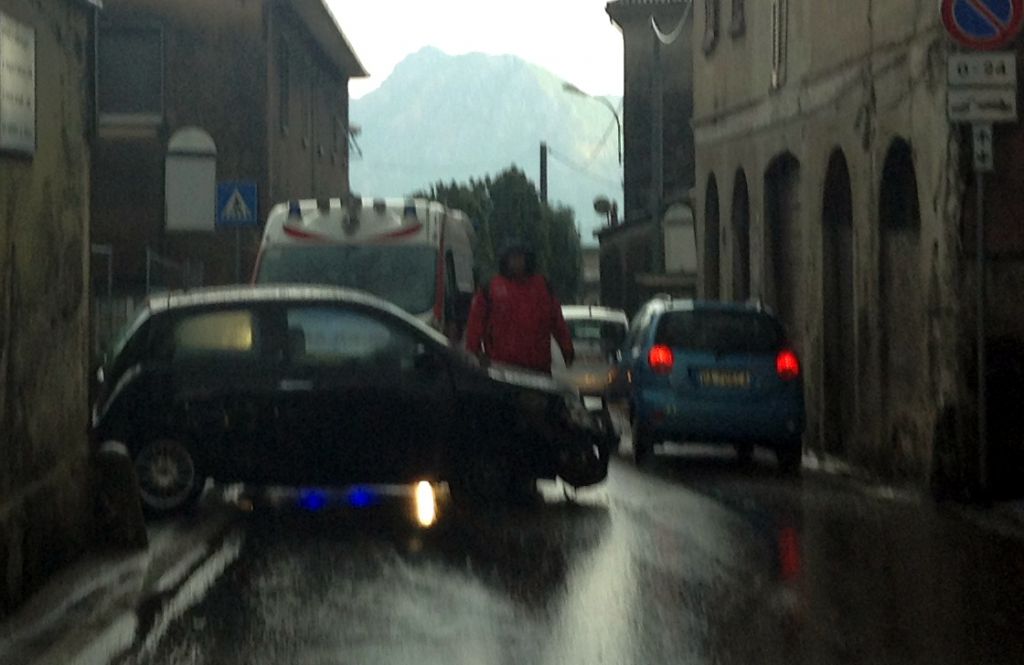 Finisce con l’auto contro a un muro, traffico in tilt a Laorca