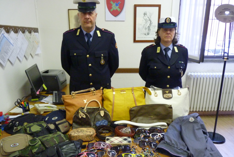 Lecco. Polizia Locale: sequestrata merce contaffatta sul Lungolago