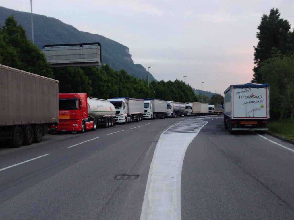 La frana blocca i “bisonti” della strada. Tutti fermi al Bione