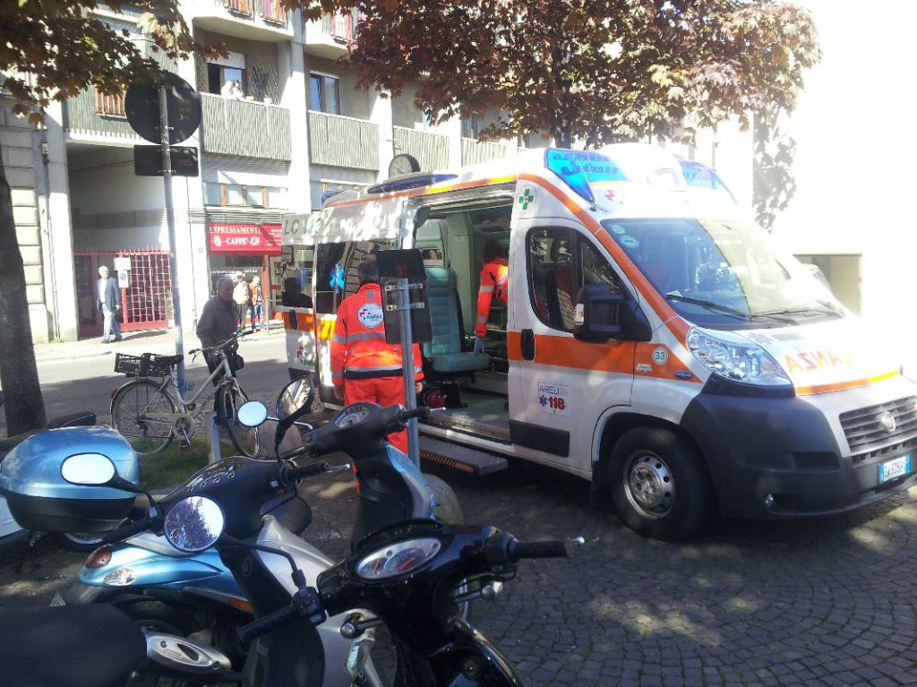 Anziano in bicicletta investito da un’auto in via Sassi