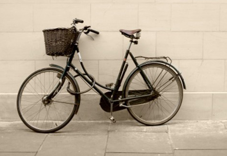 Lecco: ruba una bici, il proprietario lo vede e scoppia la rissa