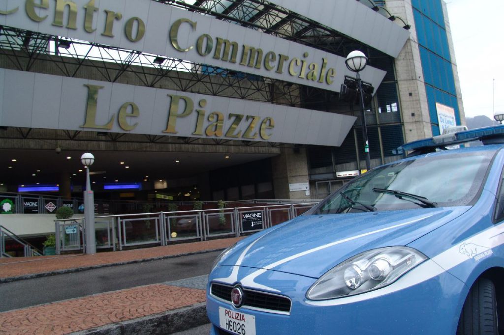 C.so Carlo Alberto: furiosa lite tra fidanzati e lui si ferisce