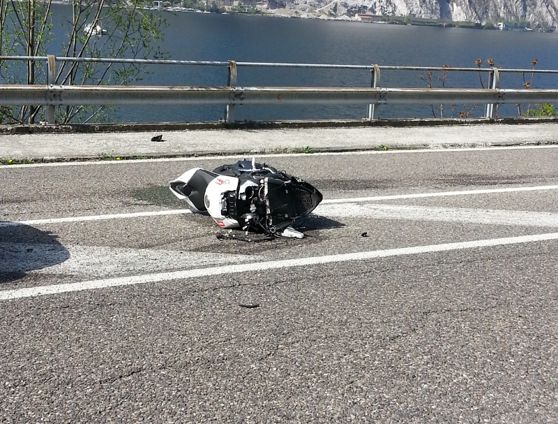 Spaventoso incidente tra due moto sul Lungolago di Lecco
