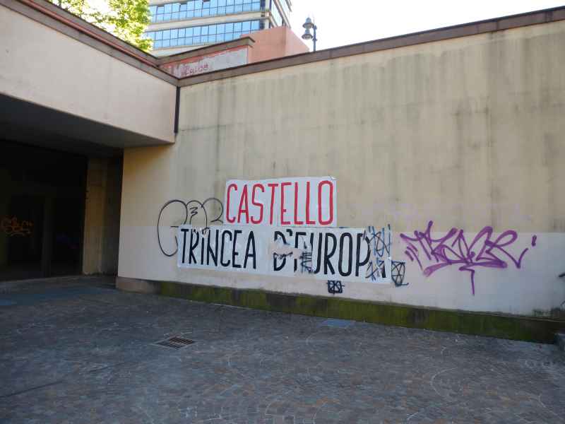 Lecco. Via Grassi e il mistero dello slogan senza firma